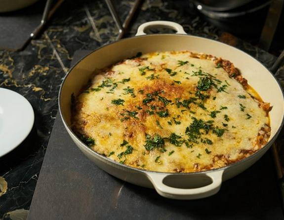 Жульен на молоке с курицей и грибами на сковороде