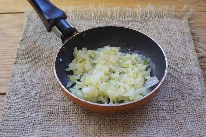 Жульен с курицей, грибами, сыром и сметаной на сковороде