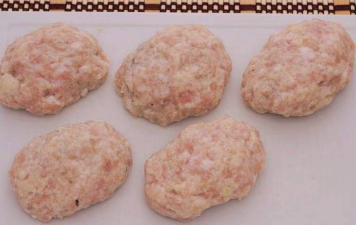 Куриные котлеты с манкой в духовке Куриные котлеты с манкой в духовке