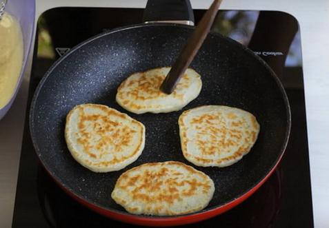 Пышные оладьи на воде с дрожжами