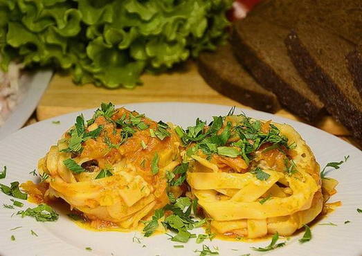 Гнезда с фаршем и сыром на сковороде
