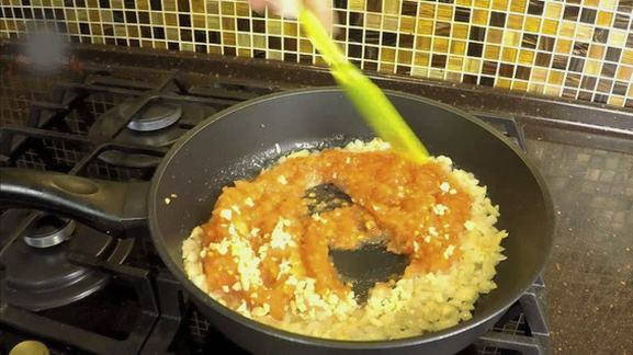 Гнезда с фаршем и сыром на сковороде Гнезда с фаршем и сыром на сковороде