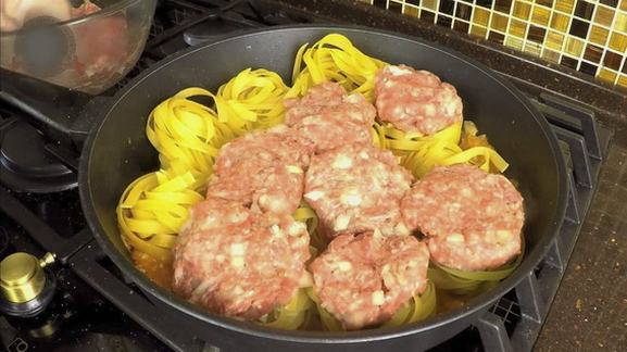 Гнезда с фаршем и сыром на сковороде Гнезда с фаршем и сыром на сковороде
