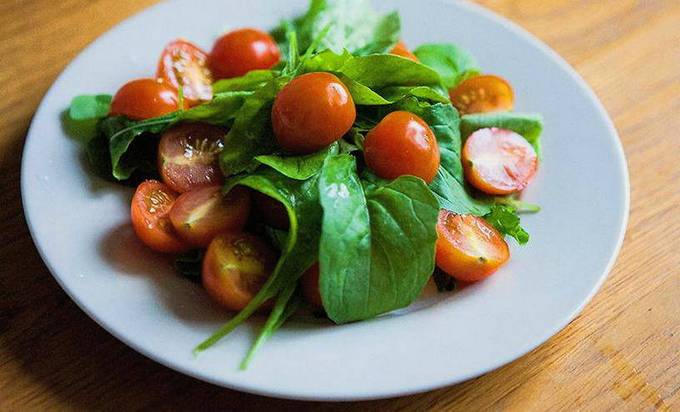 Салат с креветками, рукколой, помидорами черри и кедровыми орешками