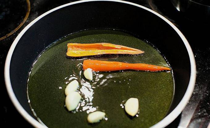 Салат с креветками, рукколой, помидорами черри и сыром