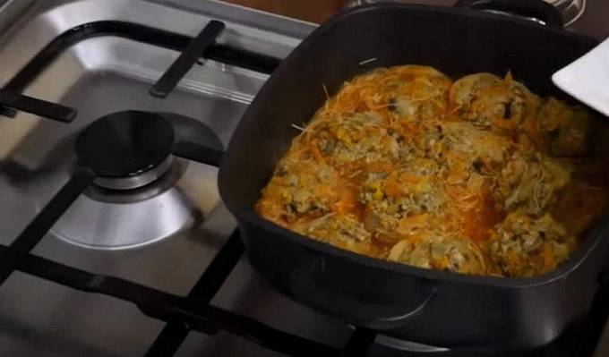 Гнезда из макарон с фаршем и сыром на сковороде