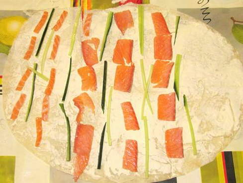 Рулет из лаваша с красной рыбой, сливочным сыром и огурцом Рулет из лаваша с красной рыбой, сливочным сыром и огурцом