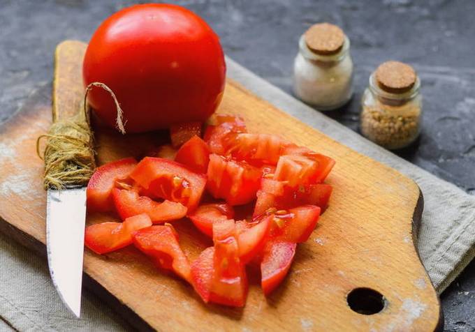 Пицца из лаваша с колбасой, помидорами и сыром на сковороде