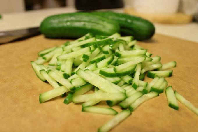 Шаурма в лаваше с курицей и корейской морковью на сковороде