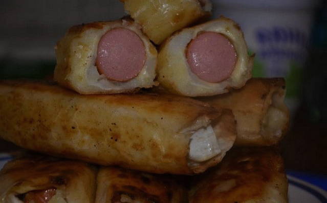Сосиски с картошкой и сыром в лаваше на сковороде Сосиски с картошкой и сыром в лаваше на сковороде