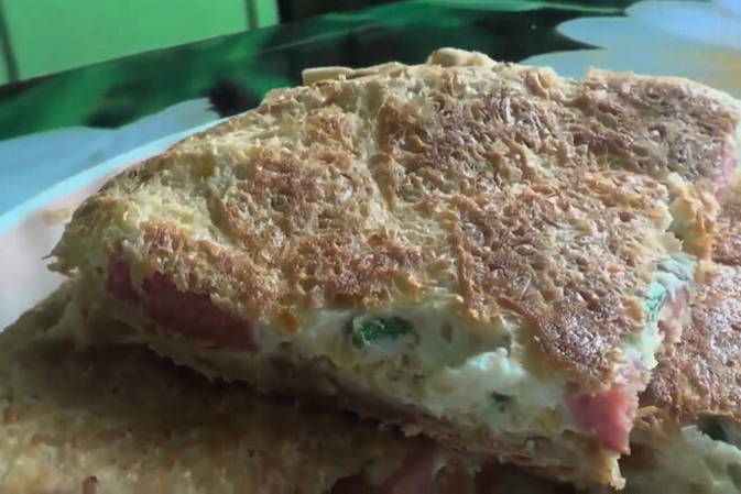 Сосиски в лаваше с яйцом и сыром на сковороде Сосиски в лаваше с яйцом и сыром на сковороде