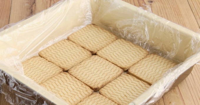 Торт из крошки печенья без выпечки со сметаной Торт из крошки печенья без выпечки со сметаной
