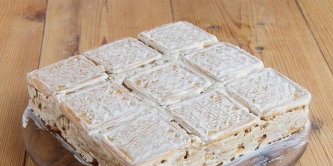 Торт из крошки печенья без выпечки со сметаной Торт из крошки печенья без выпечки со сметаной