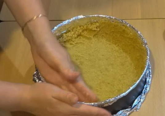 Торт из печенья со сметаной и сгущенкой без выпечки Торт из печенья со сметаной и сгущенкой без выпечки
