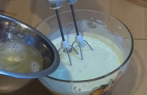 Торт из печенья со сметаной и сгущенкой без выпечки Торт из печенья со сметаной и сгущенкой без выпечки