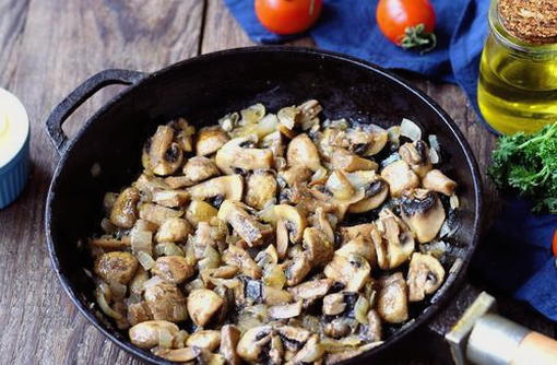 Салат с курицей, грибами, помидорами и болгарским перцем