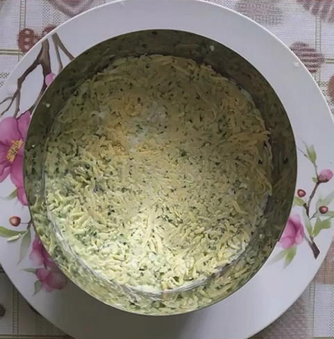 Салат с курицей, грибами, грецким орехом и черносливом