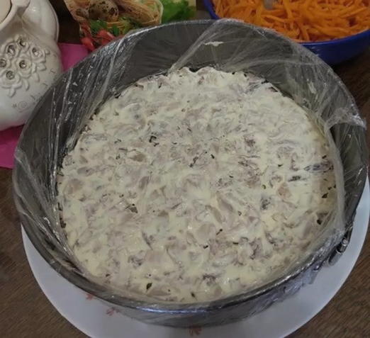 Слоеный салат с курицей, грибами, морковью и луком