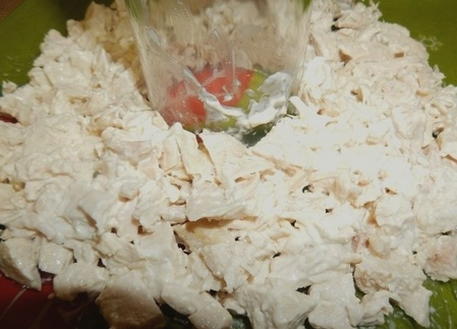 Малахитовый салат с курицей и киви