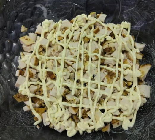 Салат с курицей, киви, корейской морковью и яблоком Салат с курицей, киви, корейской морковью и яблоком