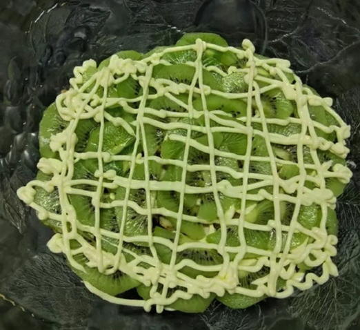 Салат с курицей, киви, корейской морковью и яблоком Салат с курицей, киви, корейской морковью и яблоком