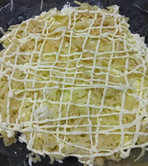 Салат с курицей, киви, корейской морковью и яблоком Салат с курицей, киви, корейской морковью и яблоком