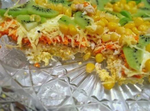 Салат с курицей, киви, сыром и яйцом