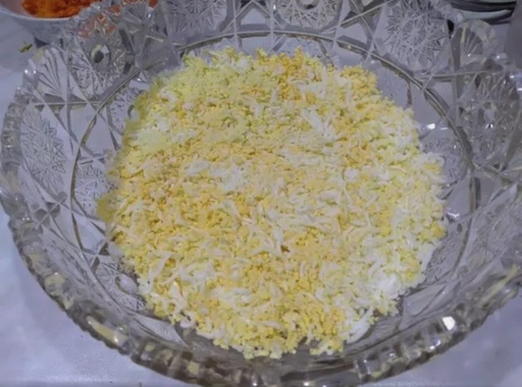 Салат с курицей, киви, сыром и яйцом