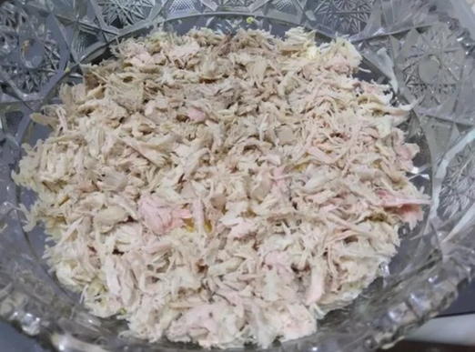 Салат с курицей, киви, сыром и яйцом
