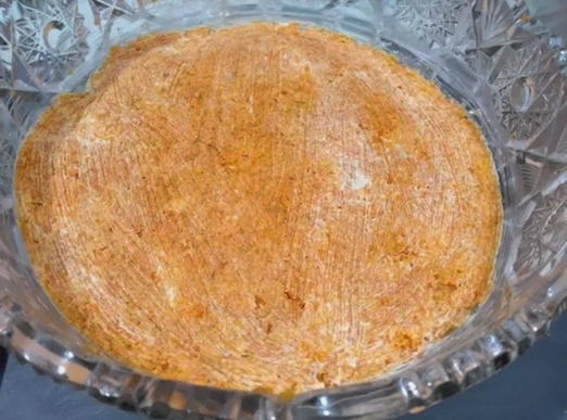 Салат с курицей, киви, сыром и яйцом