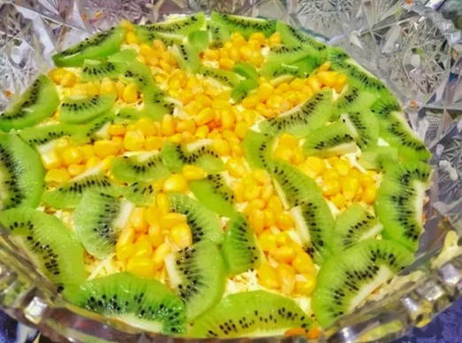 Салат с курицей, киви, сыром и яйцом