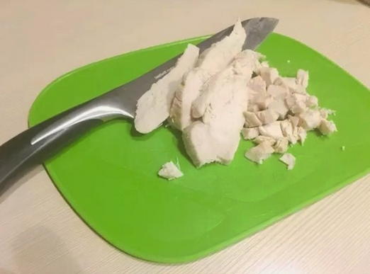 Салат с курицей, грецким орехом, яблоком и сельдереем Салат с курицей, грецким орехом, яблоком и сельдереем