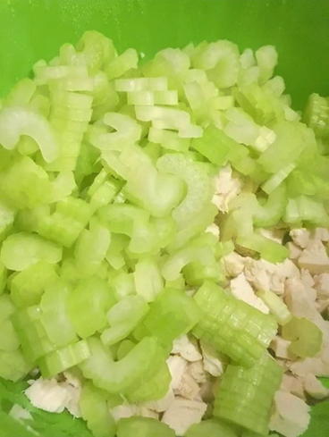 Салат с курицей, грецким орехом, яблоком и сельдереем Салат с курицей, грецким орехом, яблоком и сельдереем