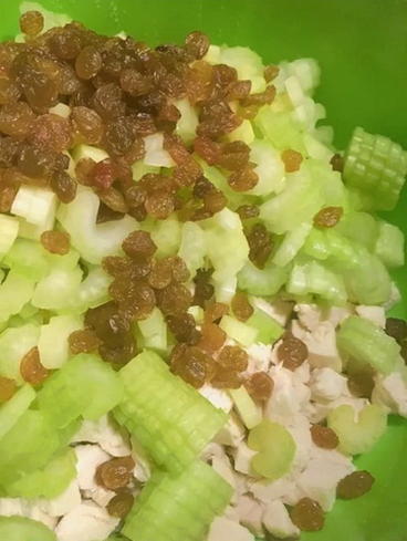Салат с курицей, грецким орехом, яблоком и сельдереем Салат с курицей, грецким орехом, яблоком и сельдереем
