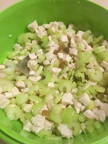 Салат с курицей, грецким орехом, яблоком и сельдереем Салат с курицей, грецким орехом, яблоком и сельдереем