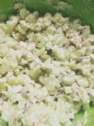 Салат с курицей, грецким орехом, яблоком и сельдереем Салат с курицей, грецким орехом, яблоком и сельдереем