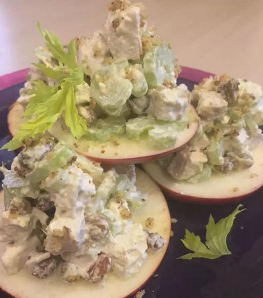 Салат с курицей, грецким орехом, яблоком и сельдереем Салат с курицей, грецким орехом, яблоком и сельдереем