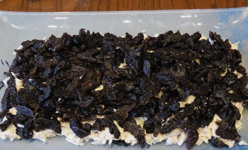 Салат с курицей, корейской морковью и черносливом