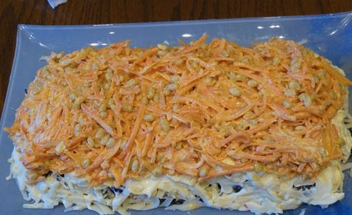 Салат с курицей, корейской морковью и черносливом