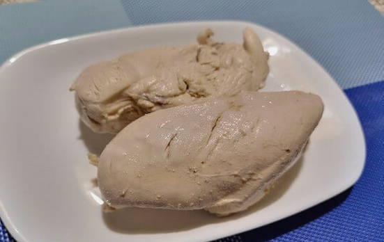 Салат с курицей, корейской морковью и черносливом