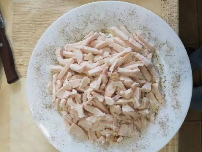 Салат с курицей, корейской морковью и картошкой Салат с курицей, корейской морковью и картошкой