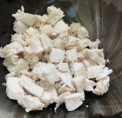 Салат с курицей, огурцом, морковью и помидорами