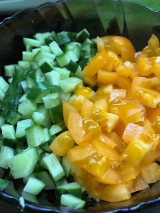 Салат с курицей, огурцом, морковью и помидорами