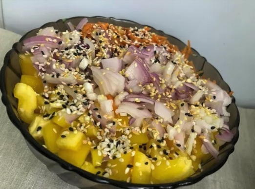 Салат с курицей, огурцом, морковью и помидорами