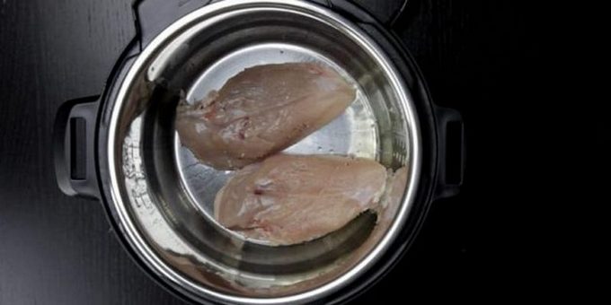 Салат с курицей, огурцом, кукурузой и болгарским перцем Салат с курицей, огурцом, кукурузой и болгарским перцем
