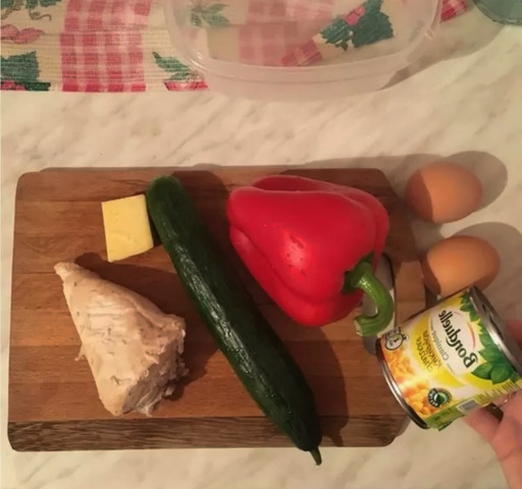 Салат с курицей, огурцом, кукурузой и болгарским перцем Салат с курицей, огурцом, кукурузой и болгарским перцем