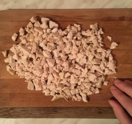 Салат с курицей, огурцом, кукурузой и болгарским перцем Салат с курицей, огурцом, кукурузой и болгарским перцем