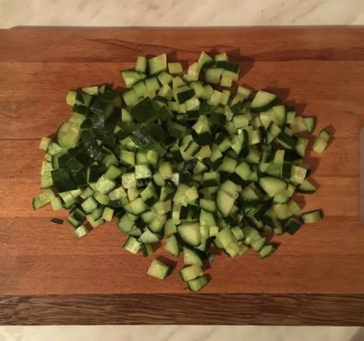 Салат с курицей, огурцом, кукурузой и болгарским перцем Салат с курицей, огурцом, кукурузой и болгарским перцем