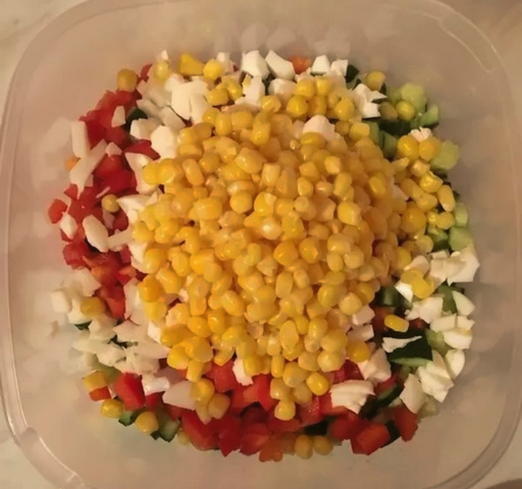Салат с курицей, огурцом, кукурузой и болгарским перцем Салат с курицей, огурцом, кукурузой и болгарским перцем