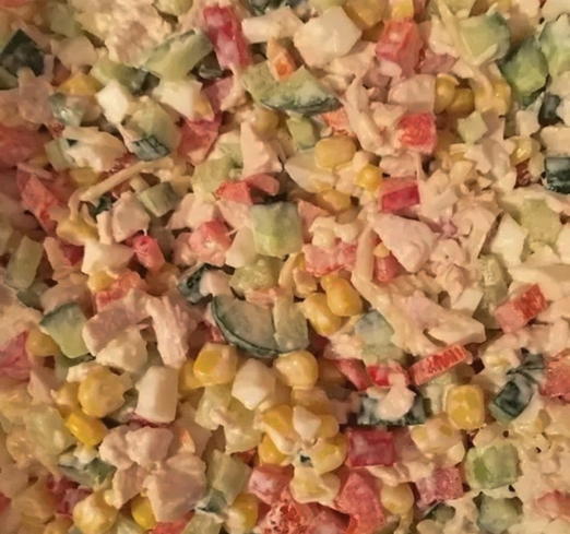 Салат с курицей, огурцом, кукурузой и болгарским перцем Салат с курицей, огурцом, кукурузой и болгарским перцем